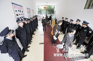 老物管未退新物管已來，小區(qū)兩群保安站崗困局